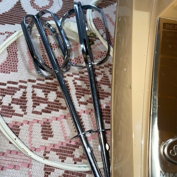 Vintage 70s Sunbeam Mixmaster Hand Held Mixer 3 Speed Tested Works - Picture 2 of 5